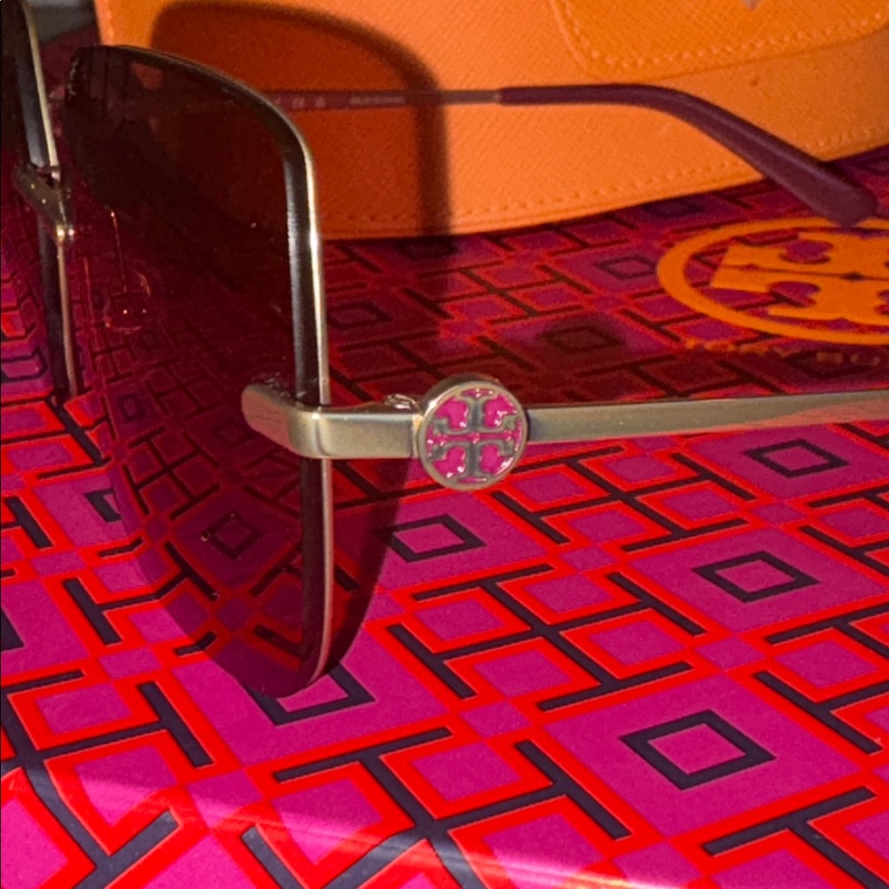Beautiful Tory Burch Oversized Sunnies w/
metal and stunning purple accents 🩷 - Picture 2 of 16